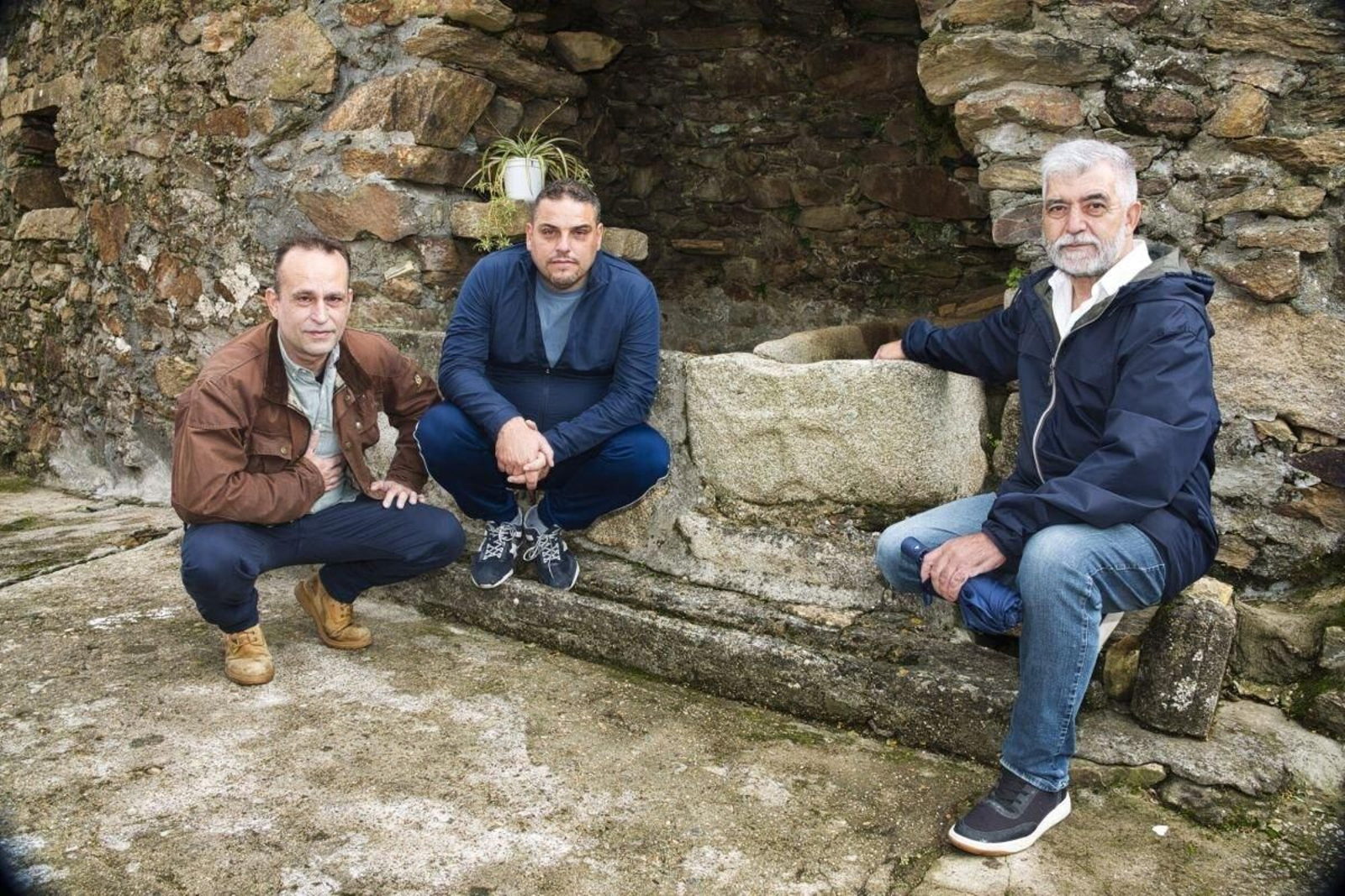 Venancio R. Riobóo, Antonio Oliveira y Varo Caride, junto al sacrcófago con la cruz templaria hallado en Lavadores.