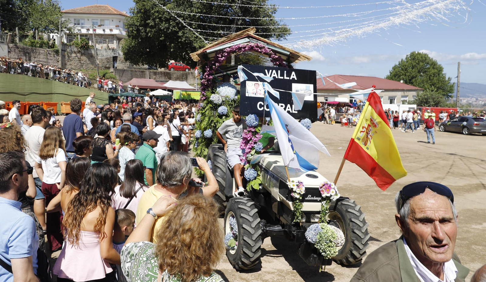 Galería | El desfile de carrozas, protagonista en las fiestas de San Campio de Valadares