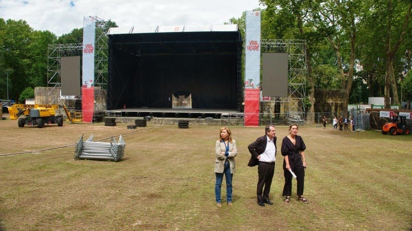 Abel Caballero ayer en el auditorio de Castrelos con las concejalas Patricia Rodríguez y María Lago.