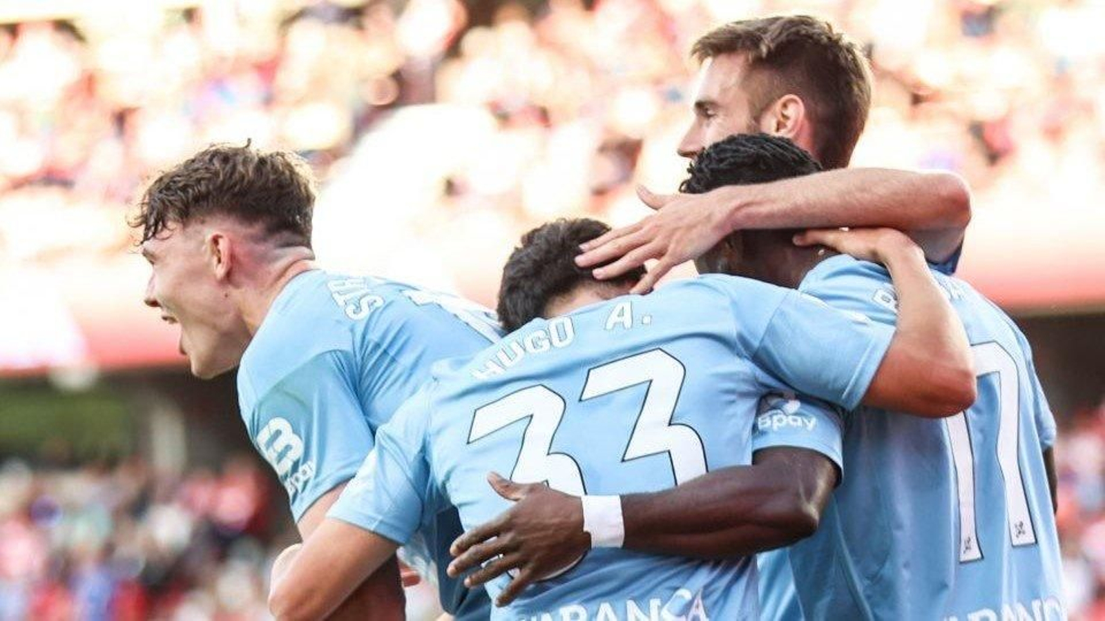 Hugo Álvarez y Óscar Mingueza felicitan a Jonathan Bamba tras su gol en Granada.