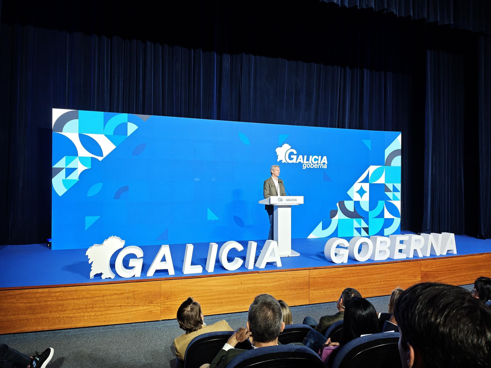 Galería | Rueda lidera el acto del PPdeG en Vigo y hace balance del mandato