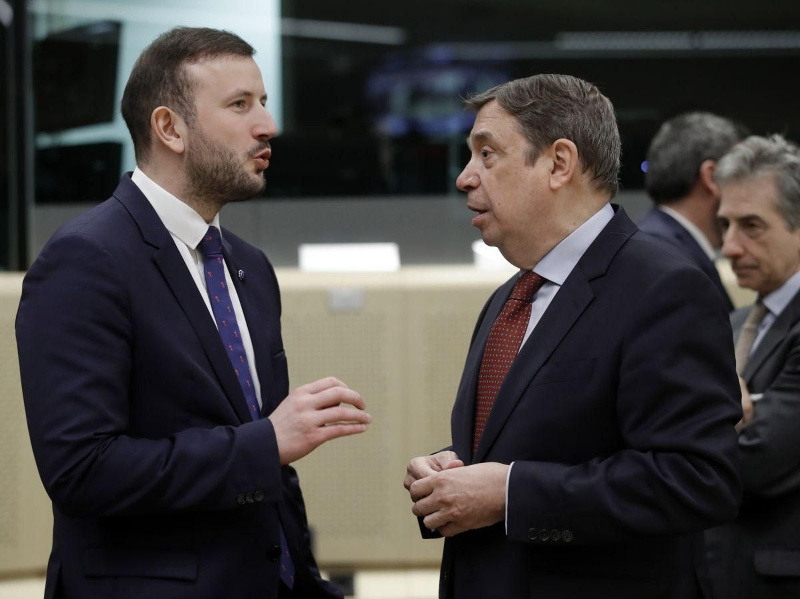 El comisario Virginijus Sinkevicius y el ministro Luis Planas, ayer en Bruselas.
