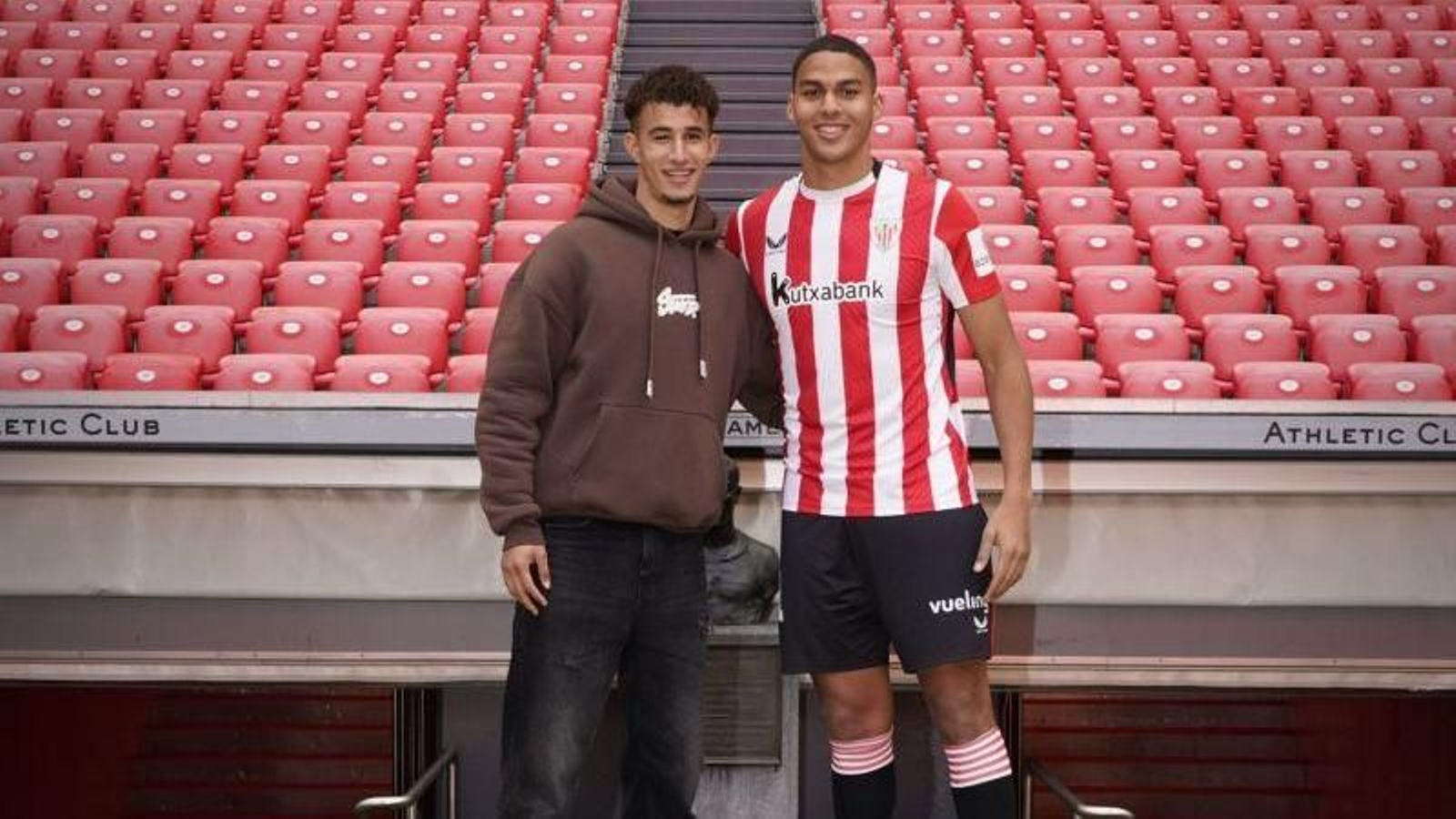 El jugador del Ourense CF Jelbat junto a su amigo Marodan Sannadi en San Mames.