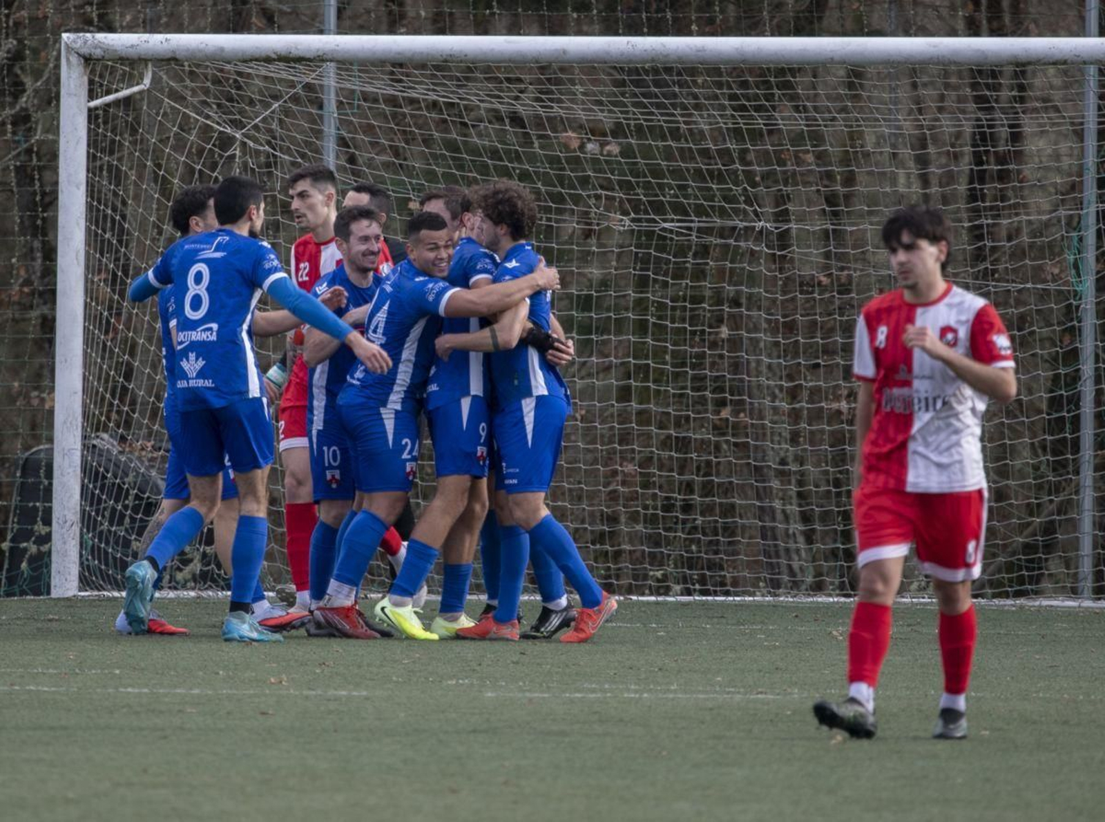 Los jugadores del Verín, celebrando uno de los goles del partido ante el desconsuelo de Diego y Álex.