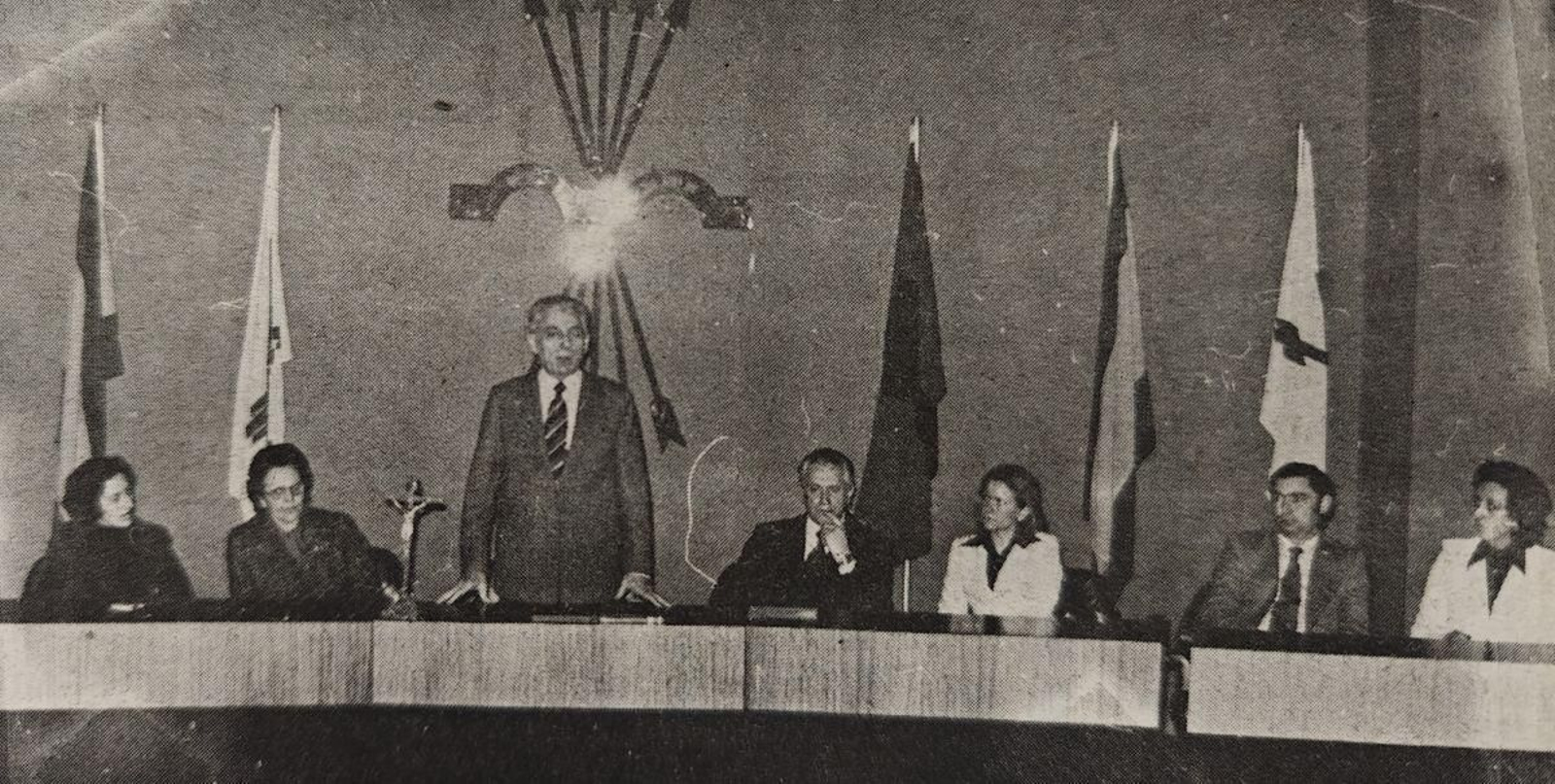 La mesa presidencial del acto con el gobernador civil.