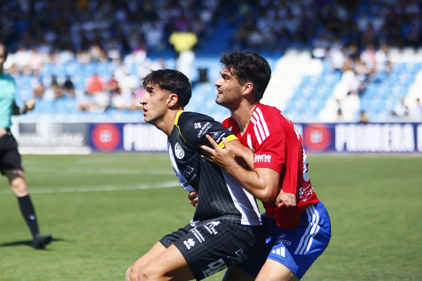 Noel pelea un balón con Pau Ferrer.
