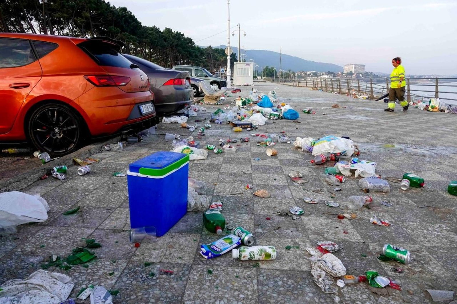 Galería | La resaca de San Xoán 2026 deja toneladas de residuos en Samil y Panxón