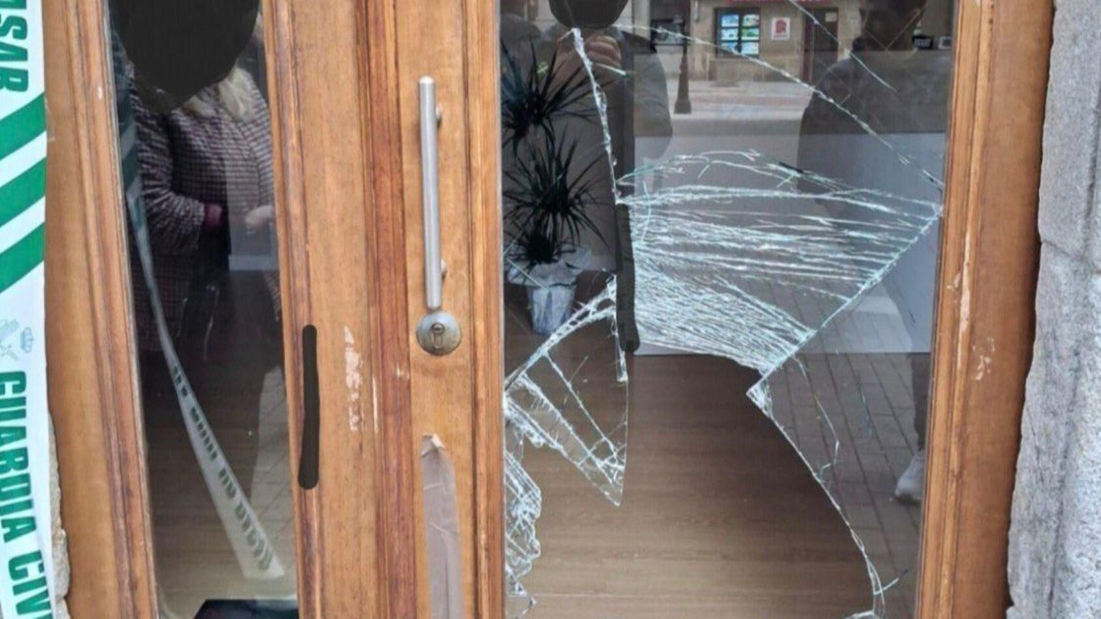 Estado de la puerta del establecimiento comercial tras el robo.