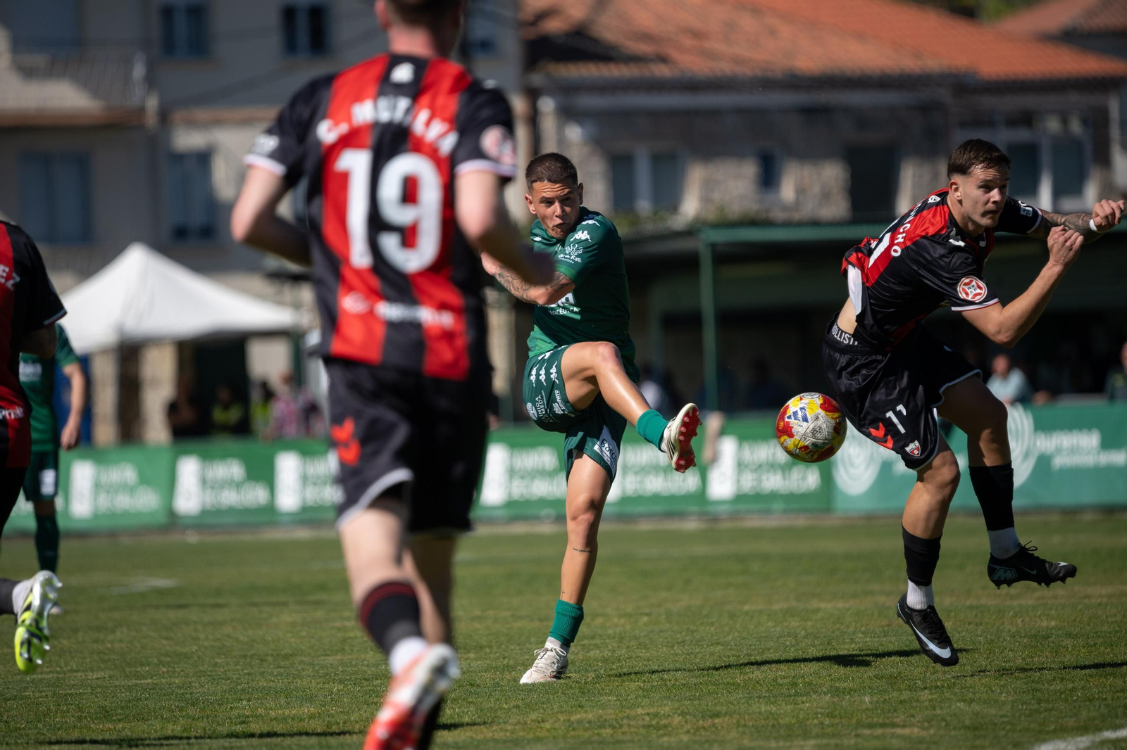 Galería | El Arenteiro cae en una tarde soleada de Domingo de Pascua en Espiñedo (1-2)