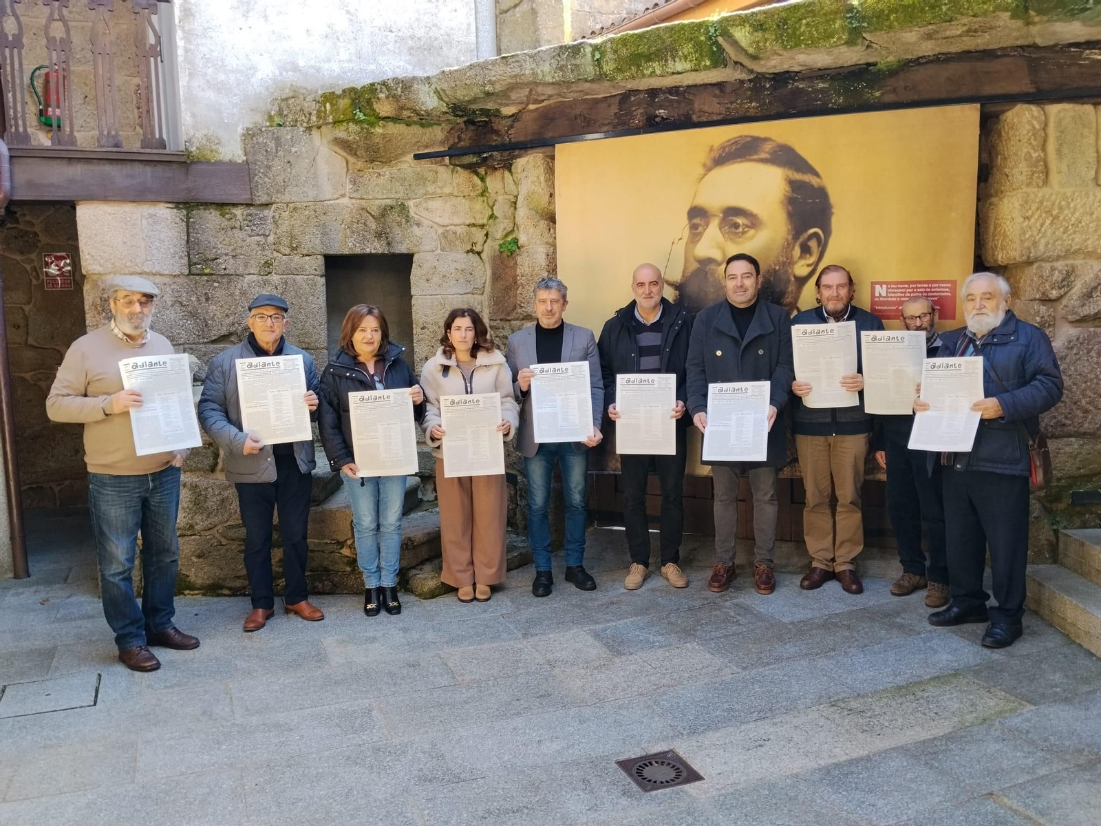 Os patróns da Fundación Curros Enríquez quixeron facer unha defensa explícita do patrimonio cultural de Celanova retratándose co facsímile do semanario Adiante ó que alude a pintada do mosteiro que quixeron borrar.