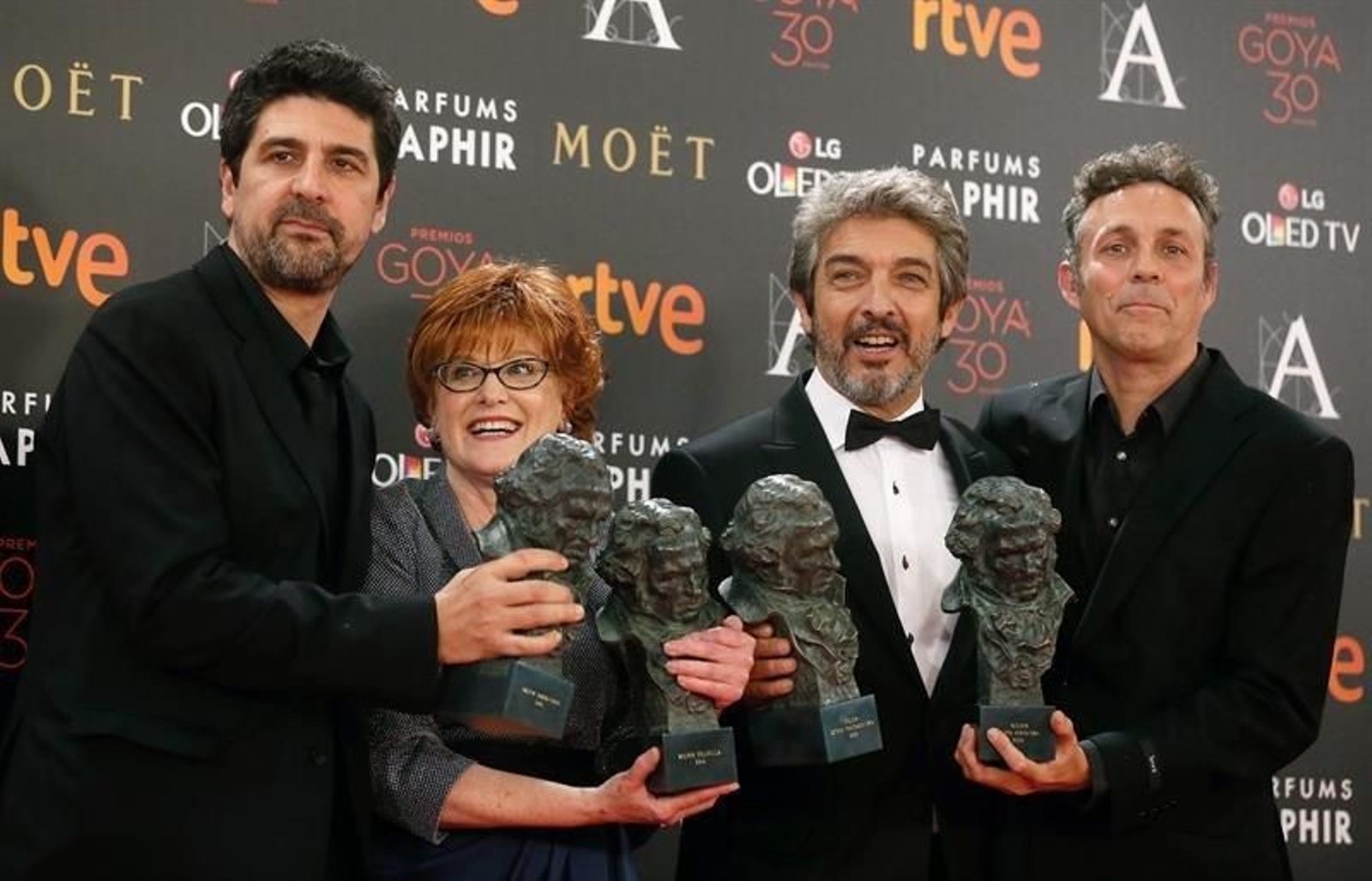 El realizador Cesc Gay, la productora Marta Esteban, el actor argentino Ricardo Darín y el guionista Tomás Aragay, posan con los Goyas conseguidos por sus trabajos en la película "Truman". (BALLESTEROS)