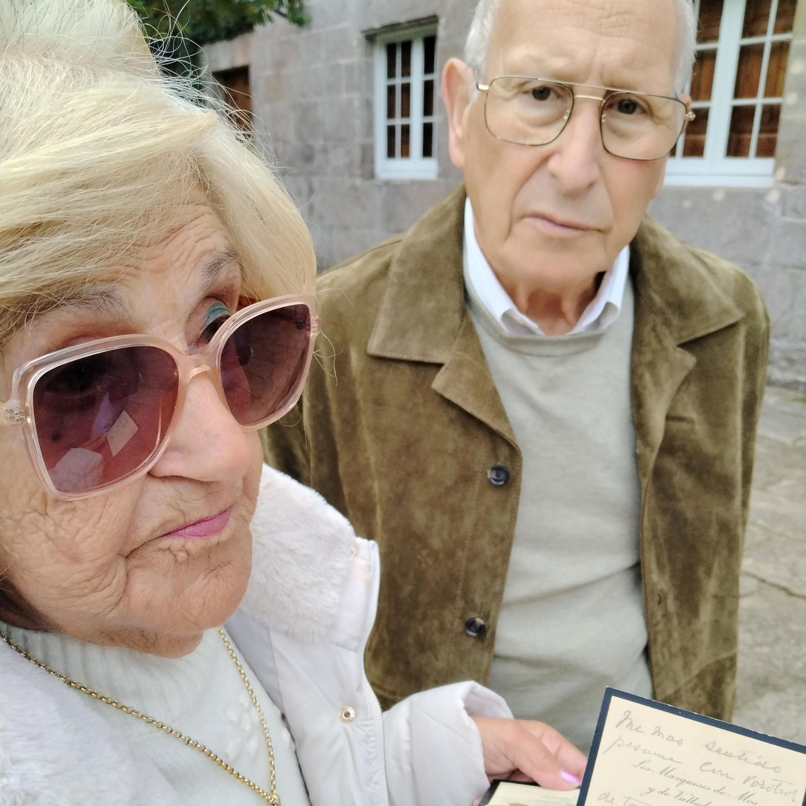 Genoveva y su marido Julio, hijo del chófer, enseñan la tarjeta de condolencia que envió la marquesa cuando murió un hijo del trabajador.