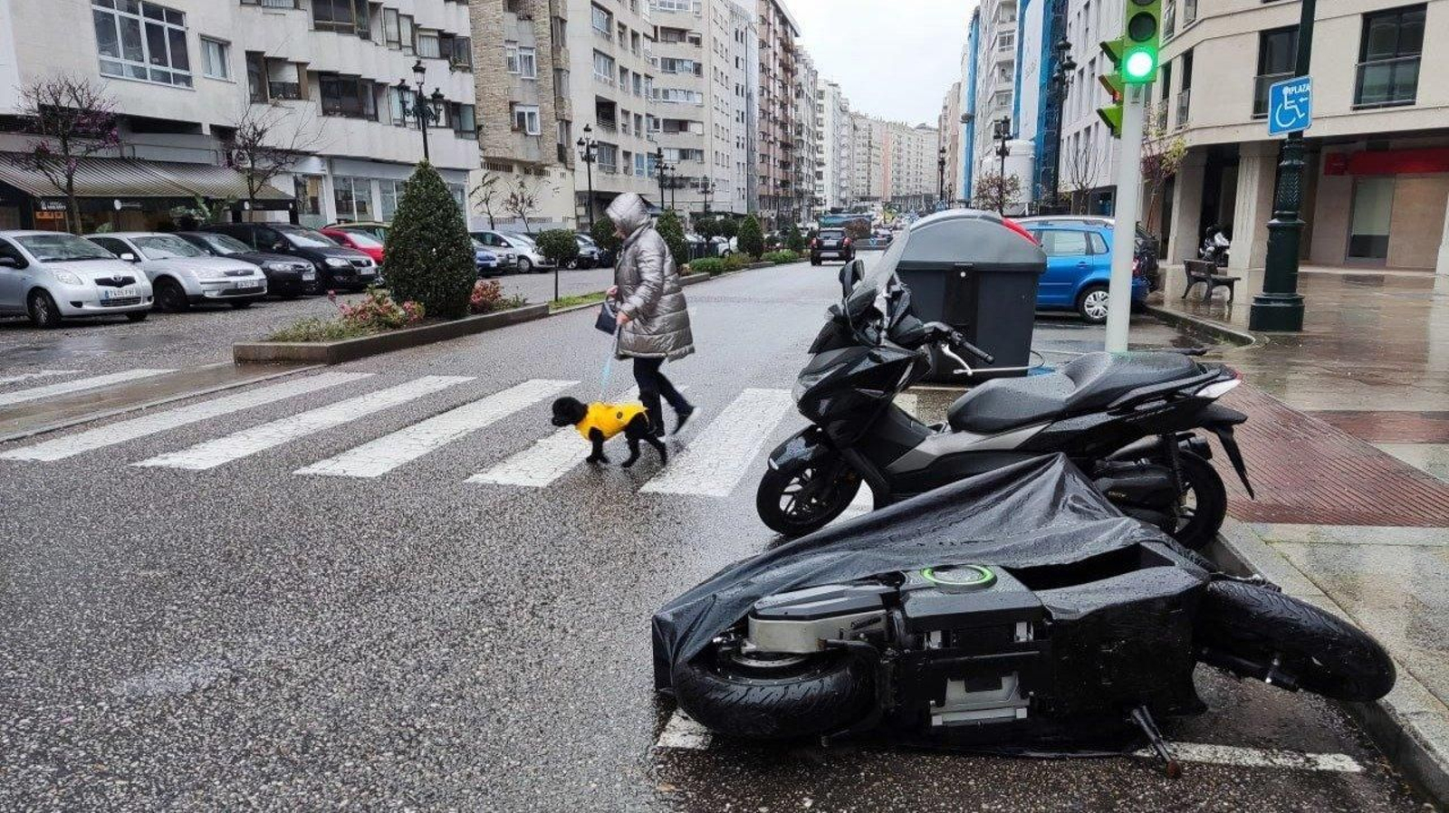 Motos tiradas por el viento, estos días en Vigo. // Vicente Alonso