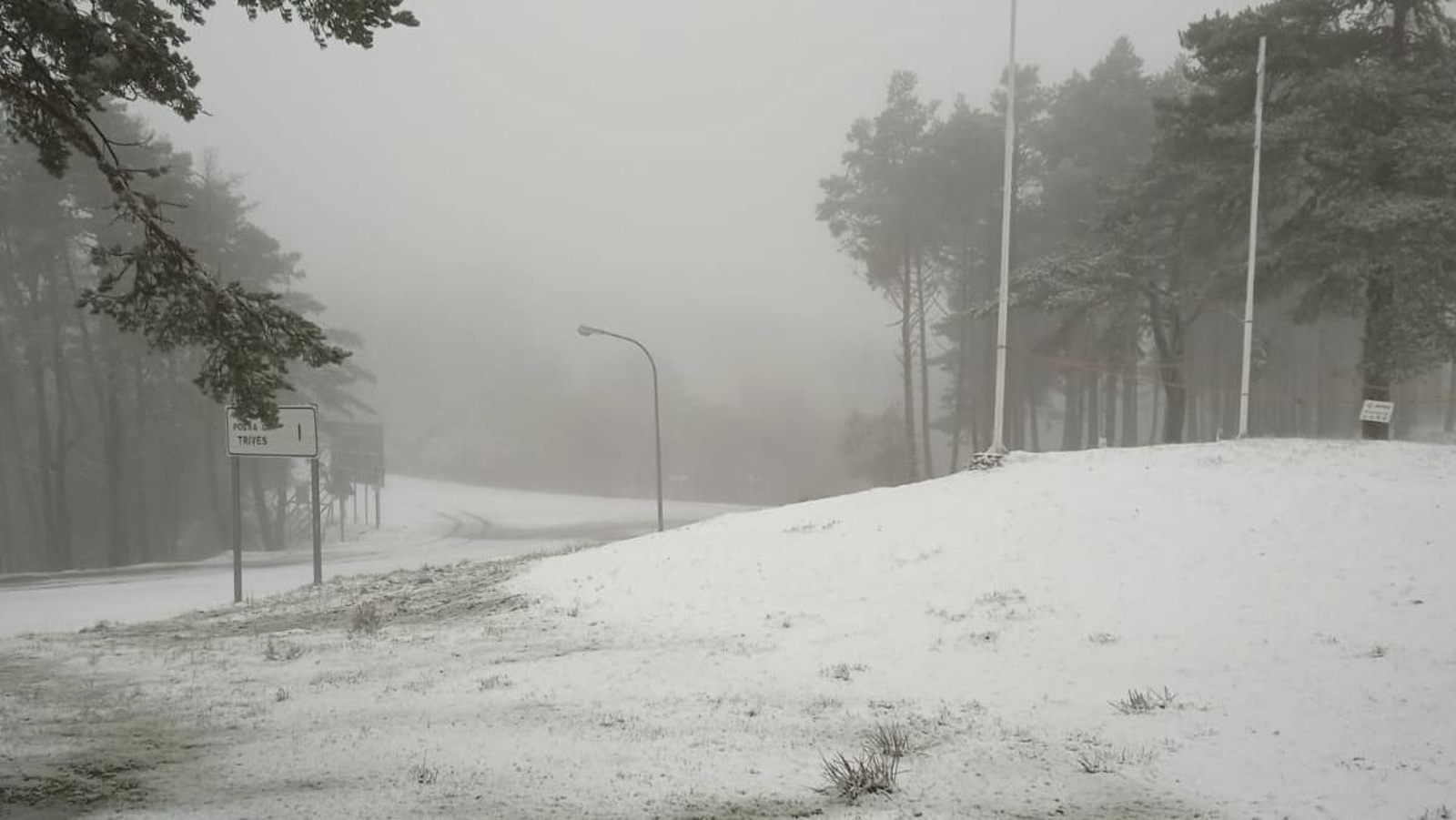 La nieve está presente en Manzaneda desde este jueves (Reme Martínez).