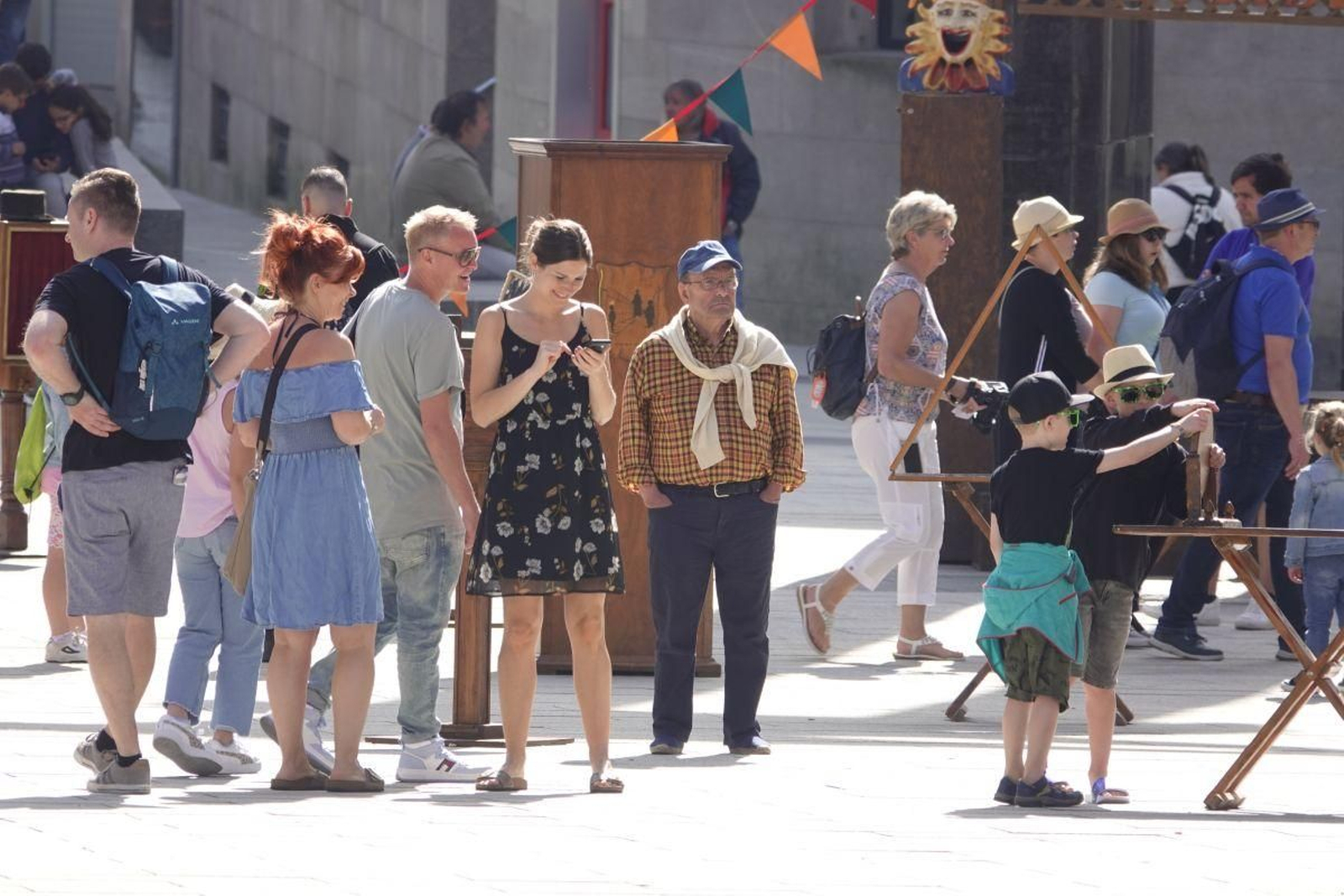 Un grupo de turistas pasea por el centro de Vigo durante las vacaciones de Semana Santa.