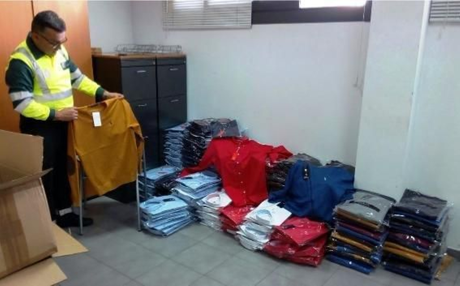 Un guardia civil muestra parte de las prendas de vestir incautadas