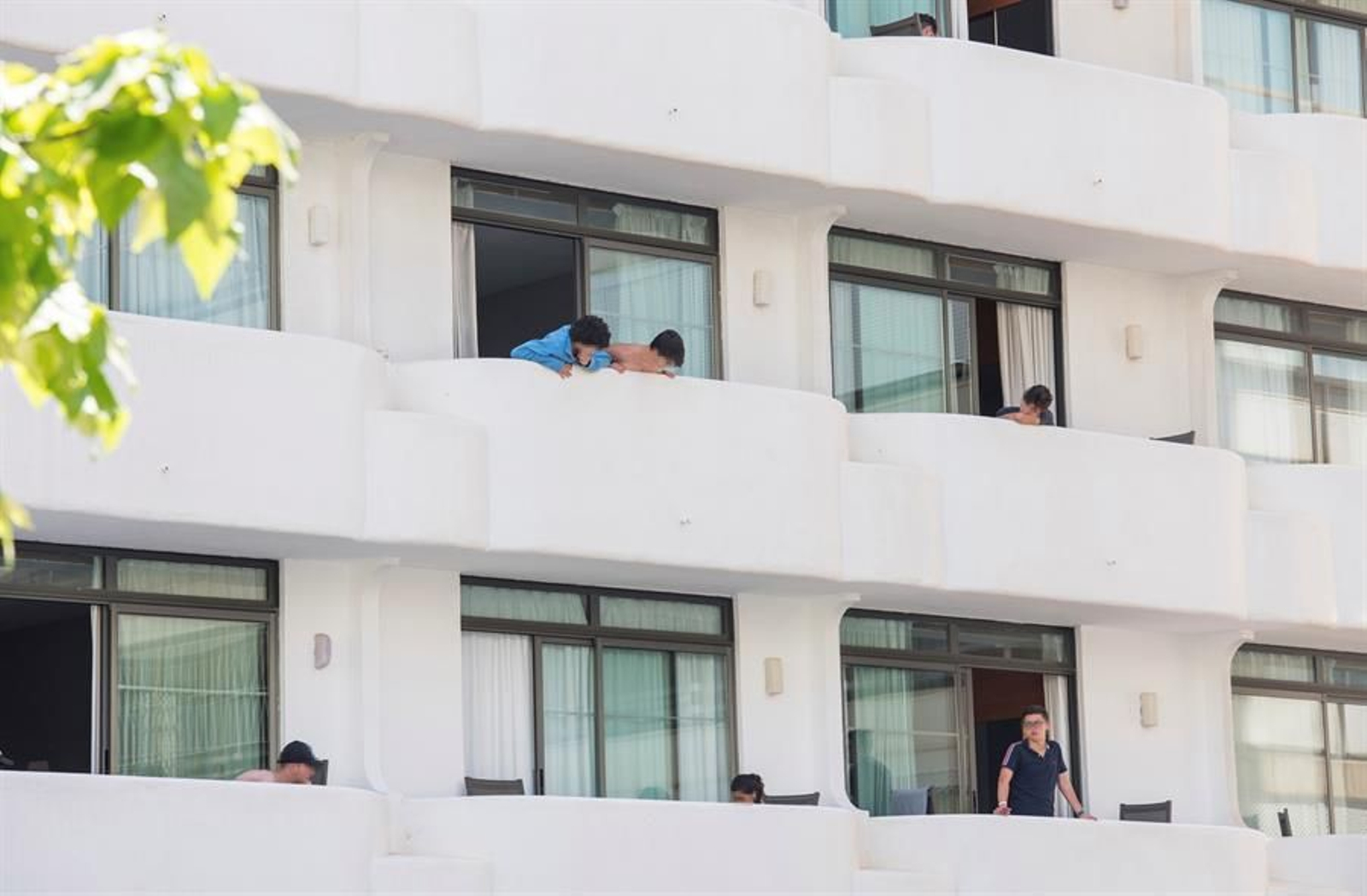 Algunos de los estudiantes confinados en un hotel de Mallorca (EFE)