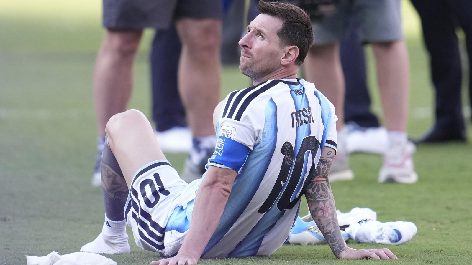 Messi en el césped tras la derrota.