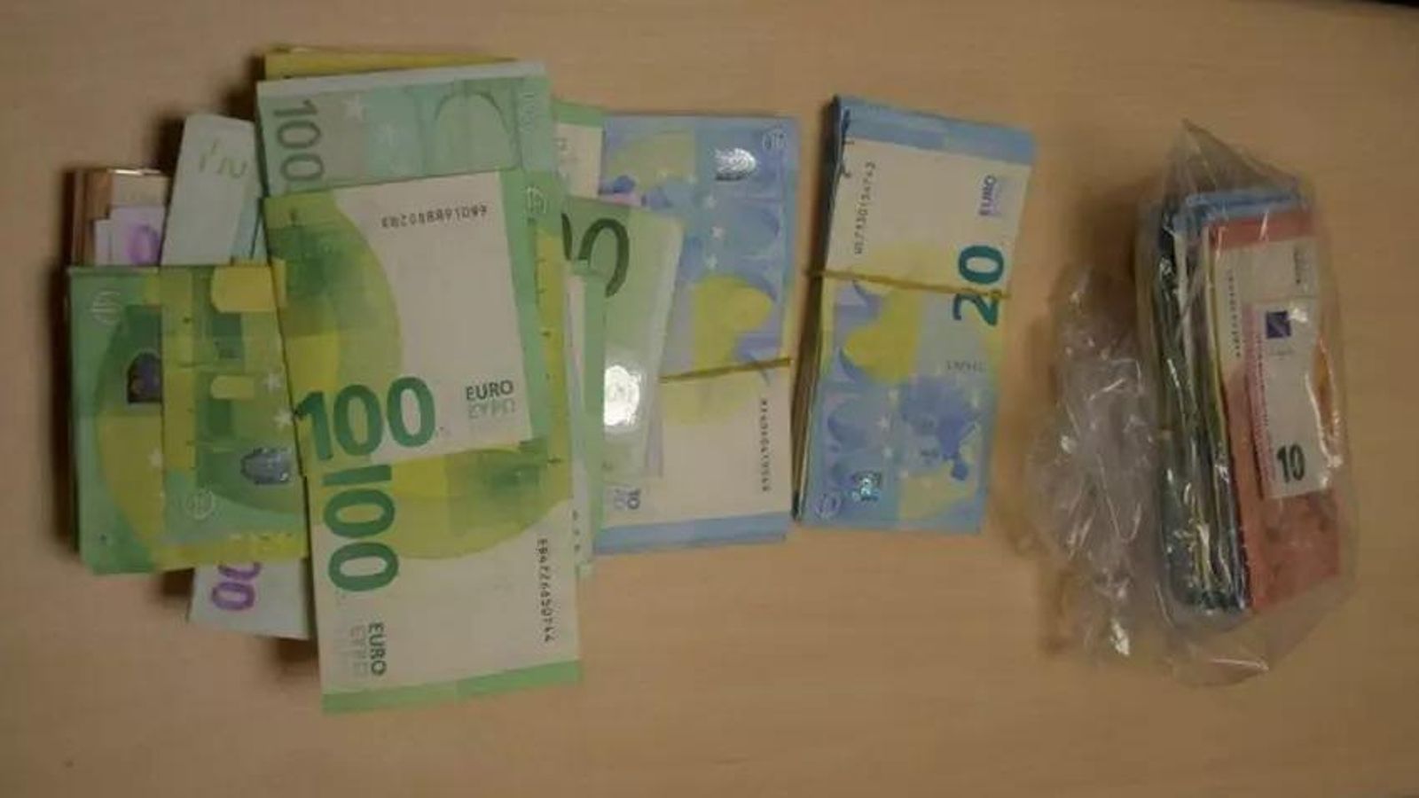 Los 17.500 euros que había en el baño.
