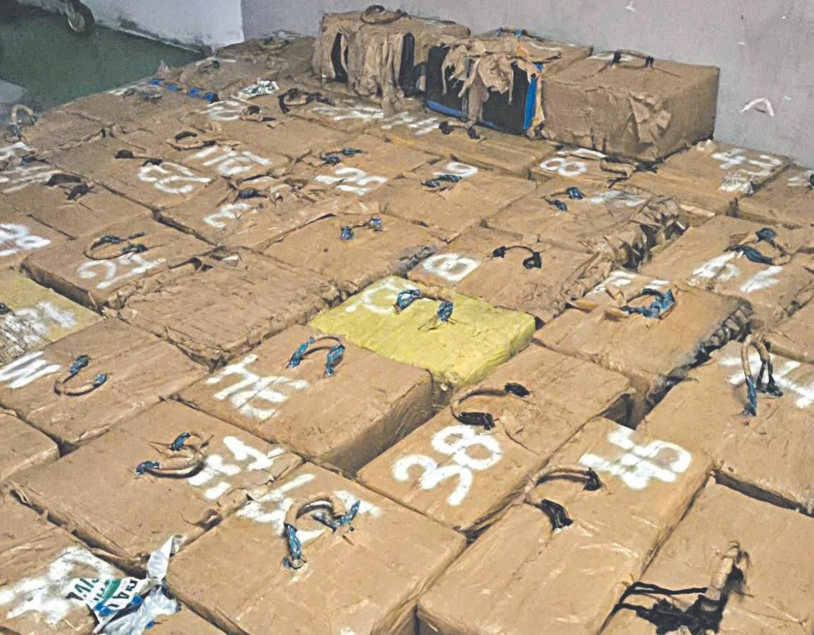 Fardos de cocaína incautados en una operación antidroga en Muxía el pasado 10 de agosto.