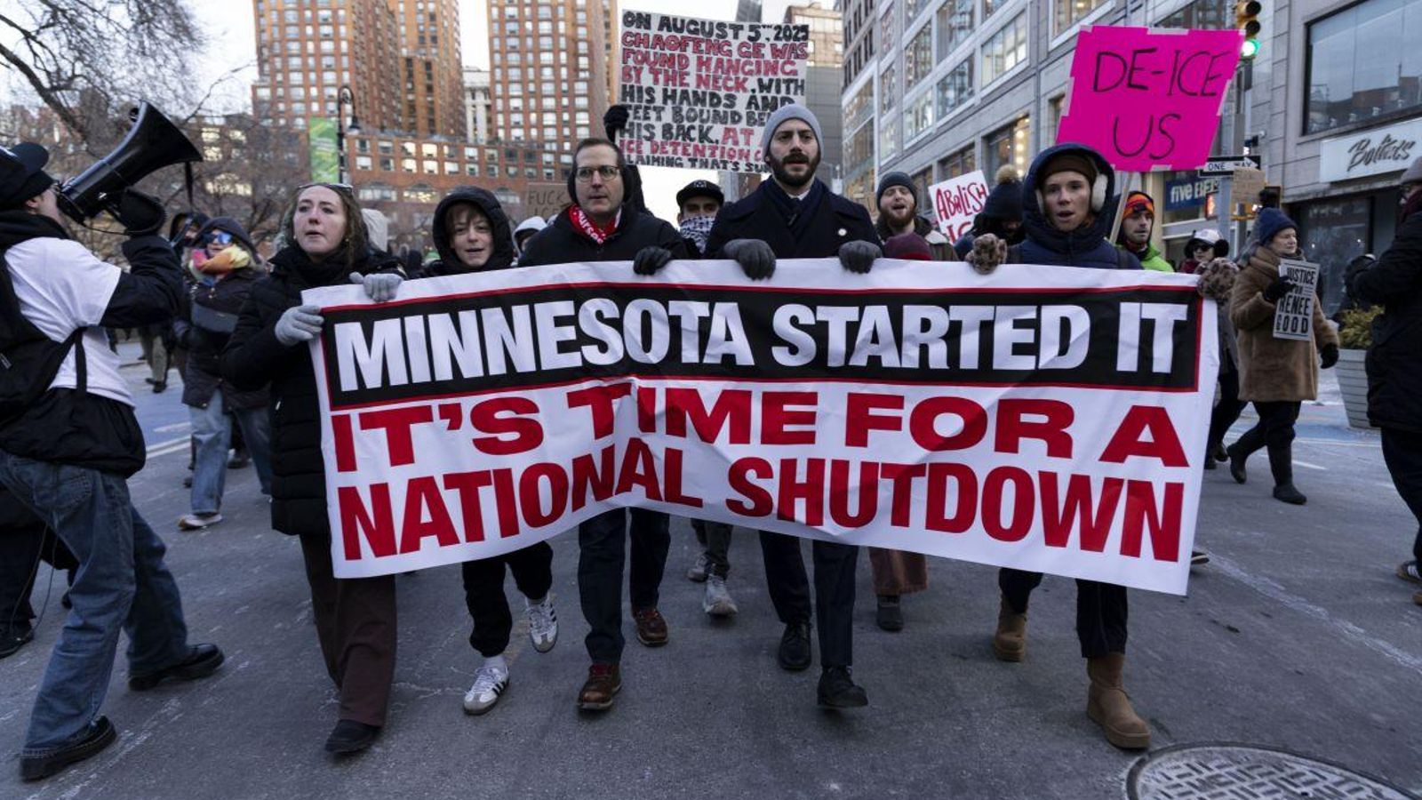 Manifestantes salieron a las calles de Nueva York para protestar contra el ICE.