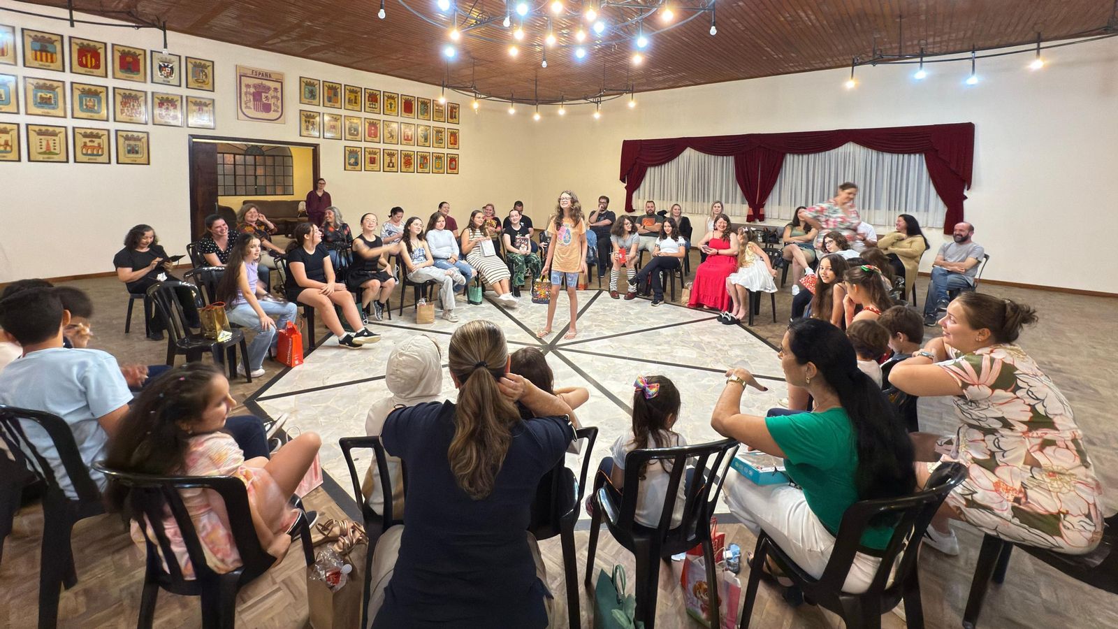 El grupo juvenil e infantil durante una de las actividades