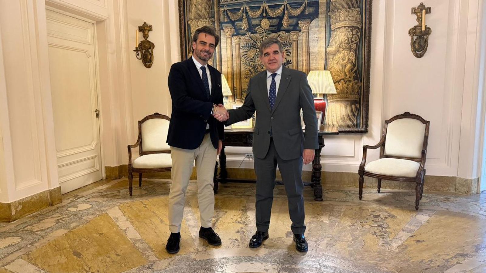 El conselleriro saluda al embajador de España en Argentina