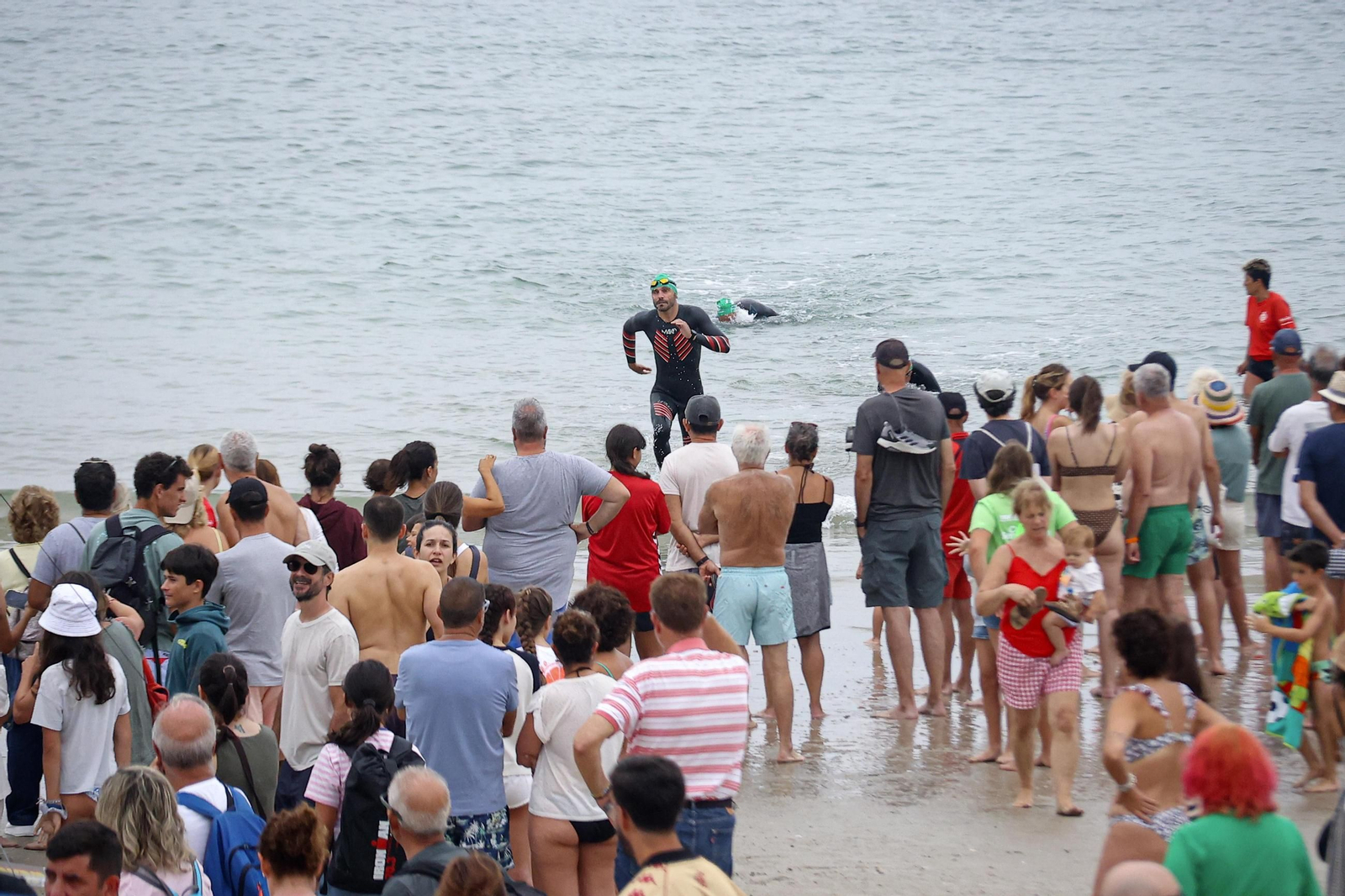 Galería | Centenares de nadadores se citan en Praia América para la Travesía a nado Costa Serena 2026