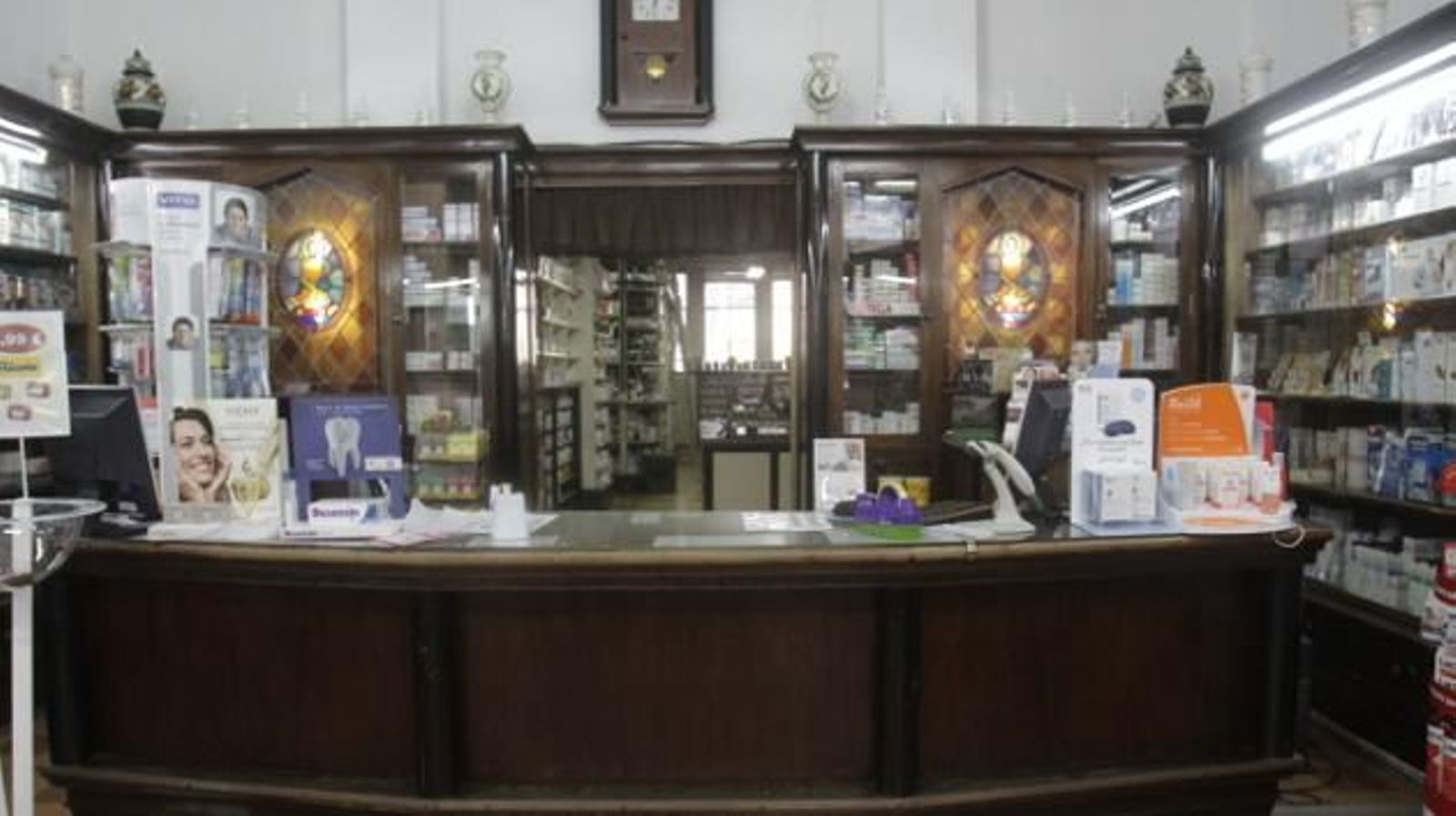 En esta farmacia todo está tal cual lo dejó su fundaro. Los productos son el único añadido (MIGUEL ÁNGEL)