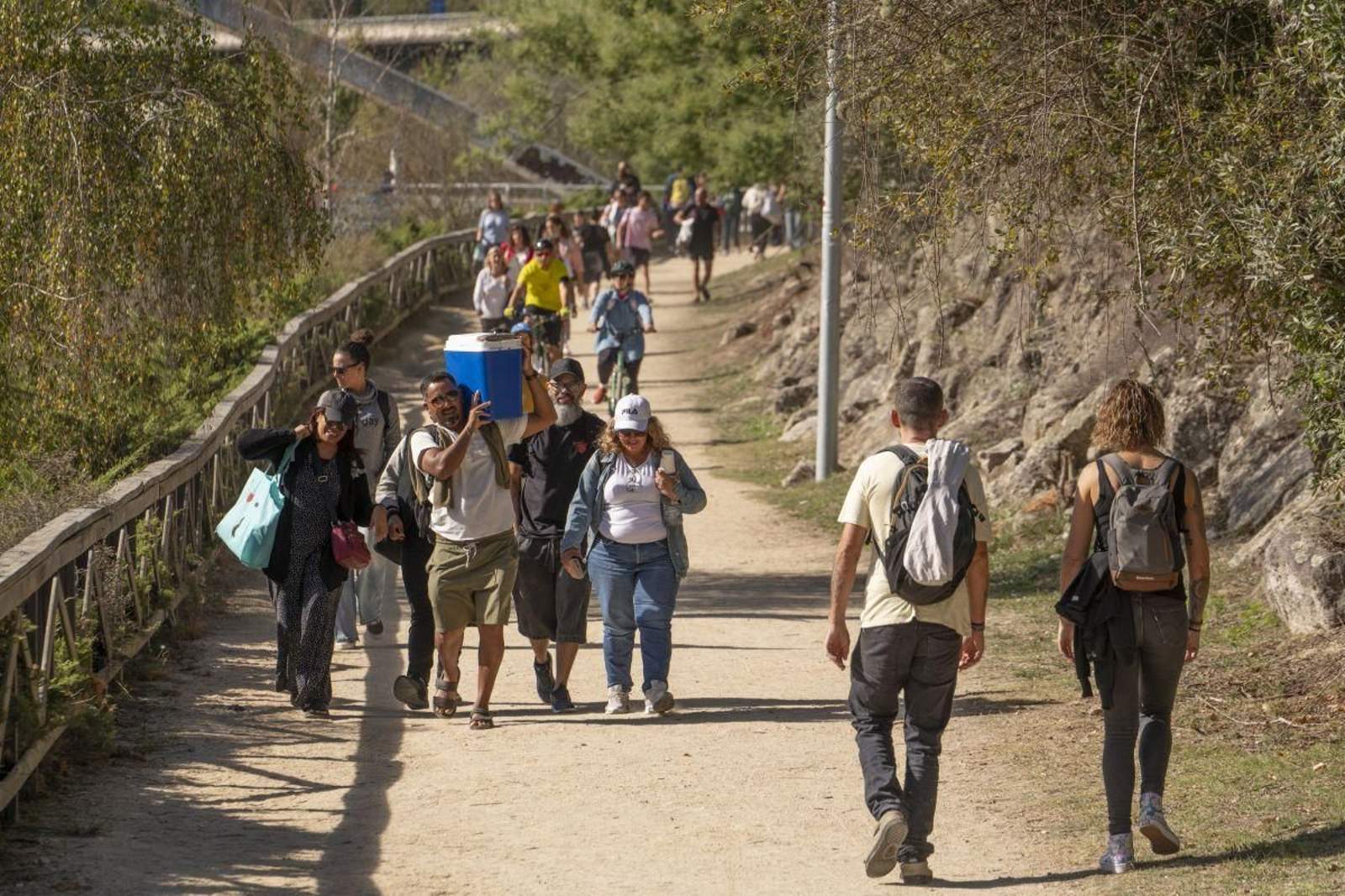 Decenas de personas disfrutando del domingo en el entorno de Outariz