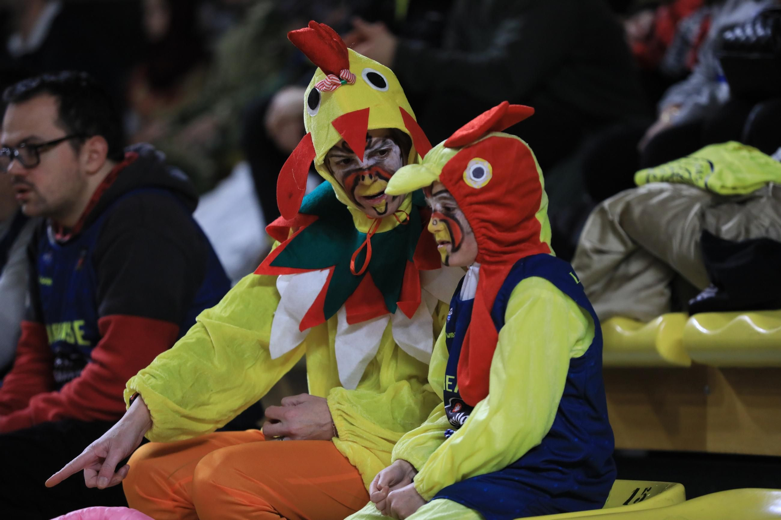 Galería | El Pazo disfruta de un sábado de baloncesto y Entroido