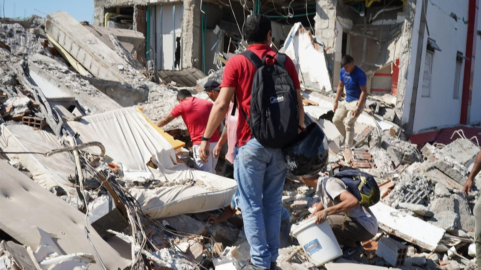Rescate de personas en un edificio destrozado tras el terremoto en Colombia.