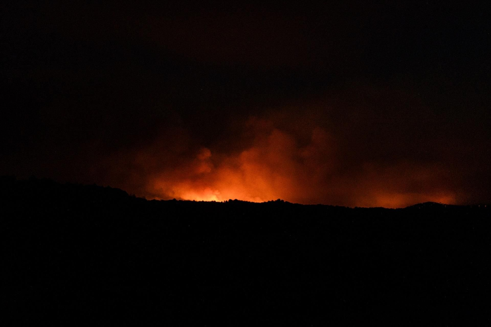 Galería | El incendio forestal de Burgohondo en Ávila se mantiene sin ser controlado, en fotos