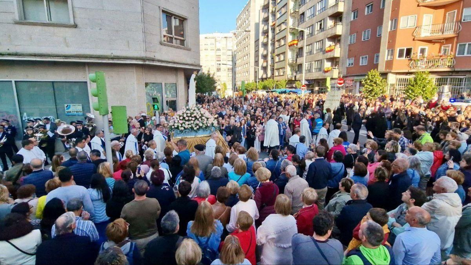 La Virgen de Fátima, entre la multitud de devotos, al inicio de la procesión con motivo de su festividad, el 13 de mayo.