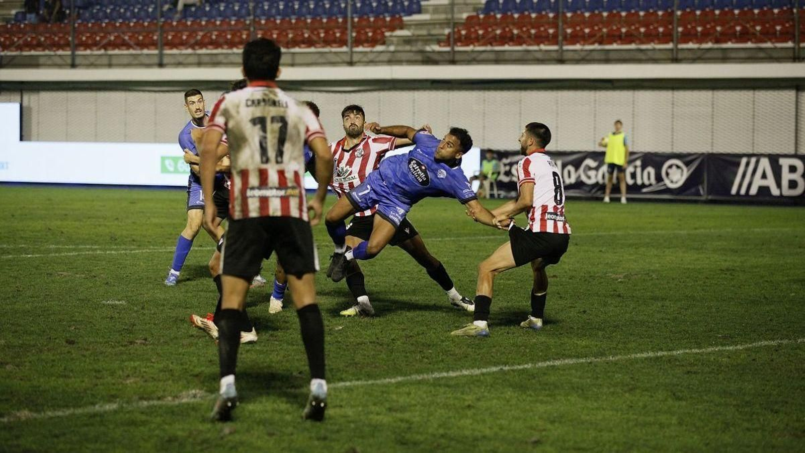El azulón Amin trata de rematar en el duelo de la Copa Federación.