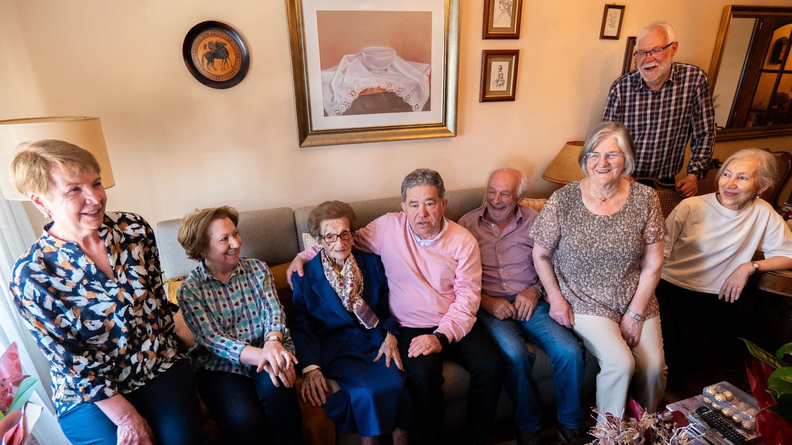 María del Carmen Adán con Miguel Anxo Lores, su hija Conchi y amigos en su casa.
