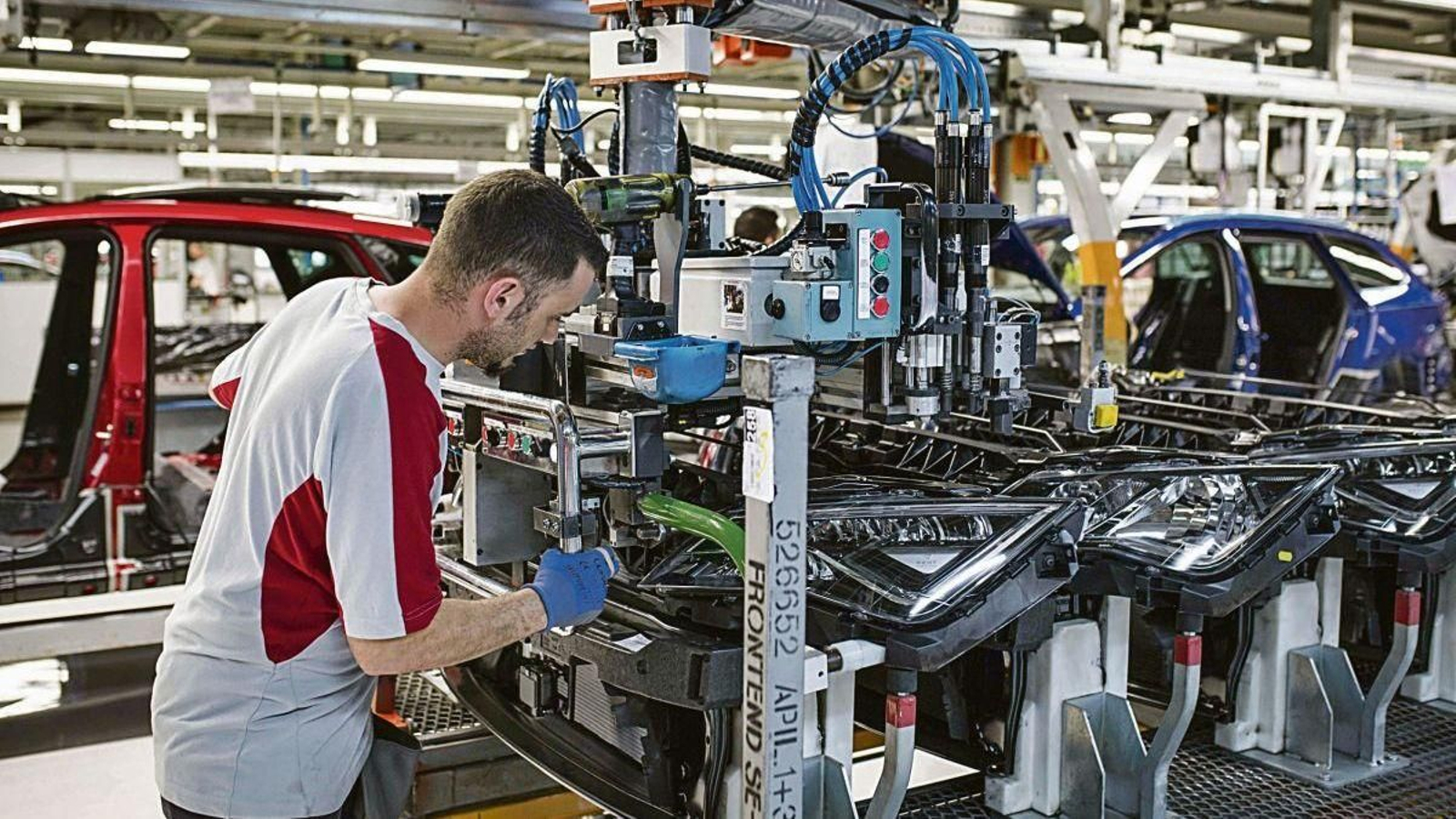 Un operario trabajando en una empresa de fabricación de vehículos.