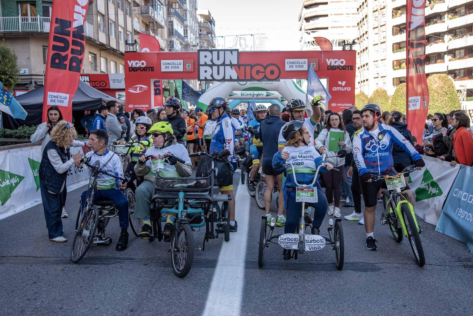 Galería | La Vigo en Marcha contra o Cancro congrega a 3.000 personas en su primera edición