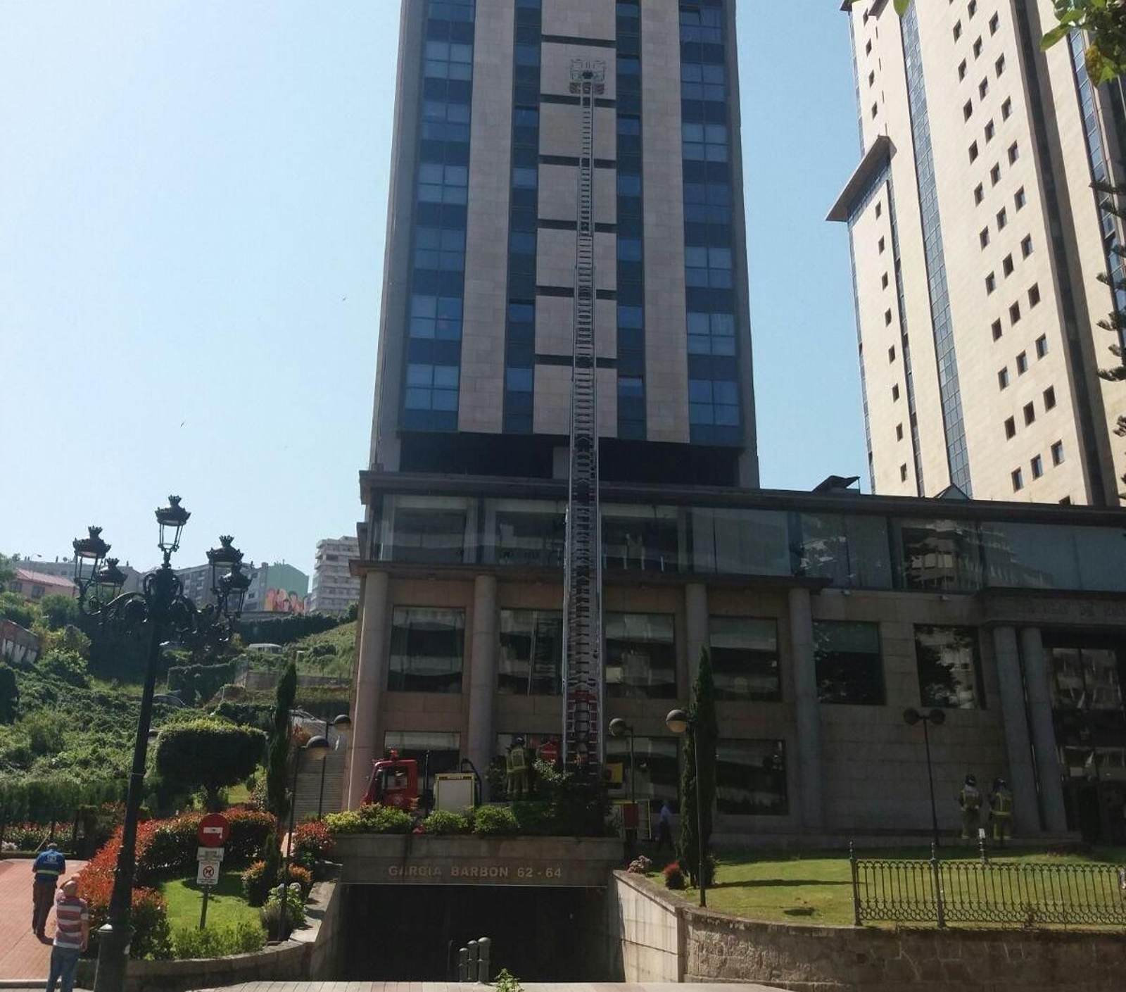 Varios camiones de bomberos se desplazaron está mañana hasta las torres de García Barbón