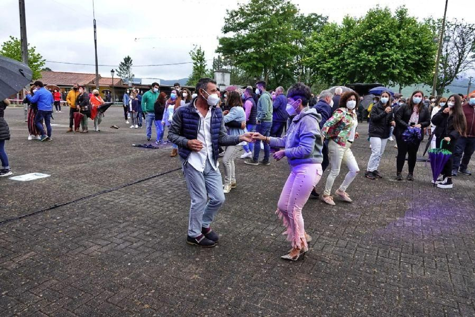 Tomiño vuelve a bailar en una verbena _ Vicente Alonso 05