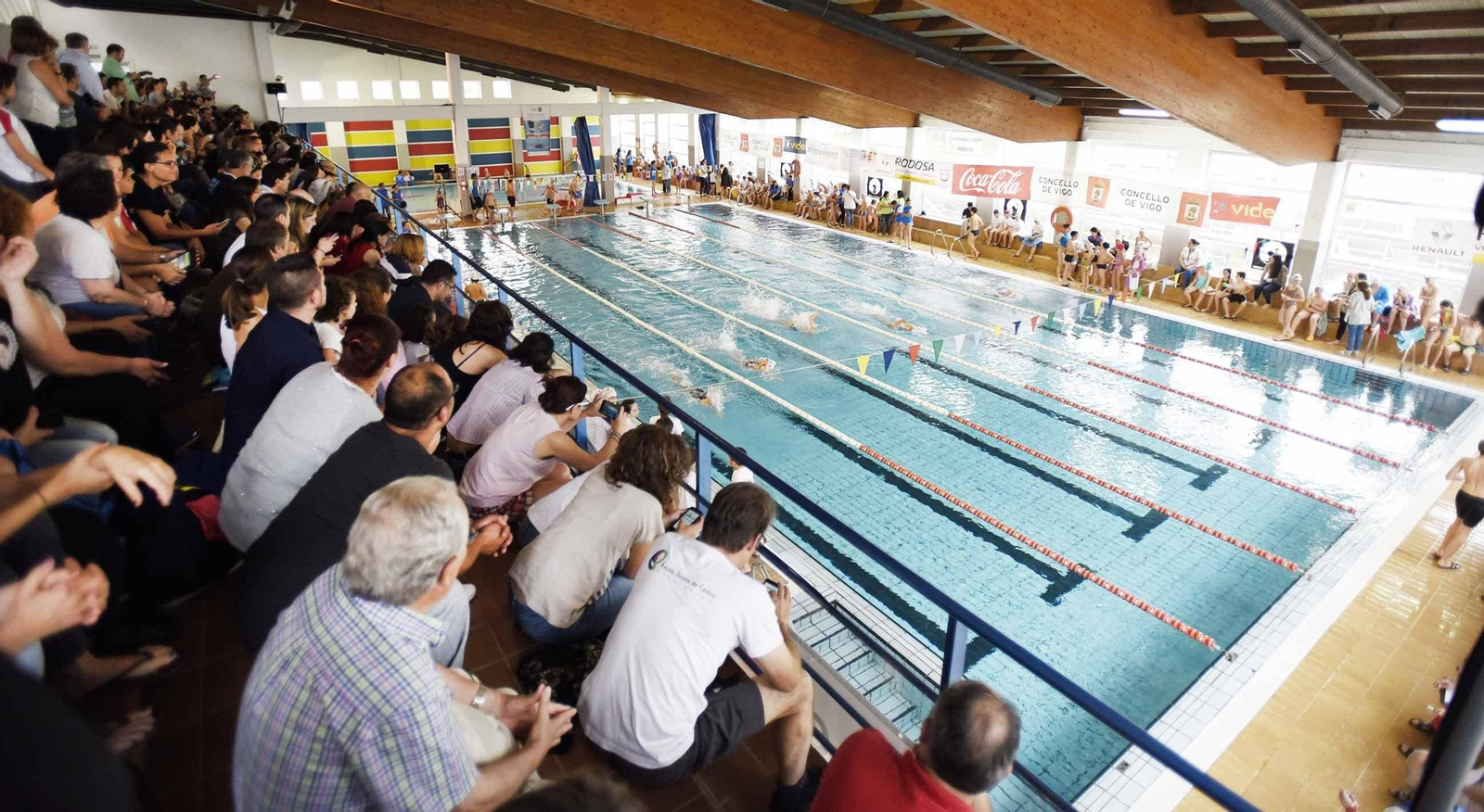 Las gradas de la piscina del Carmen se llenaron con motivo de la última jornada de la Liga.
