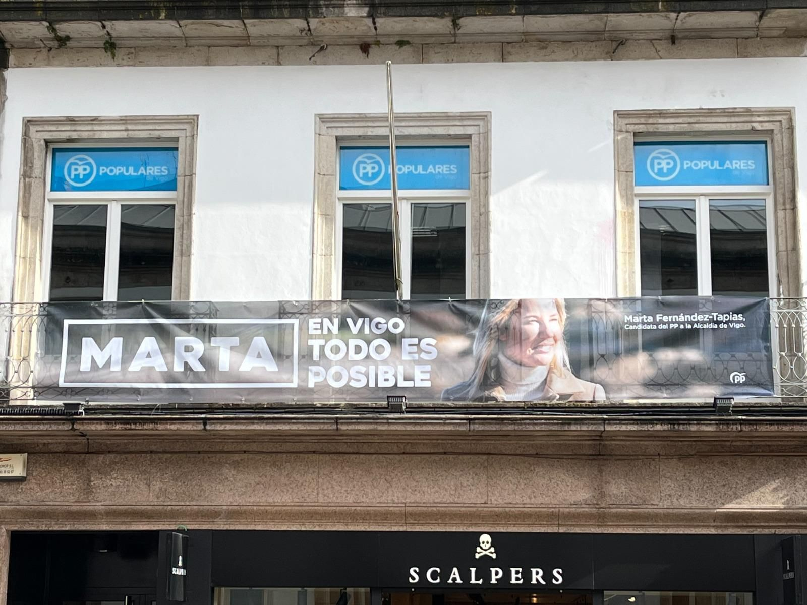 Pancarta en el balcón de la sede de los populares, en Príncipe. // PP de Vigo