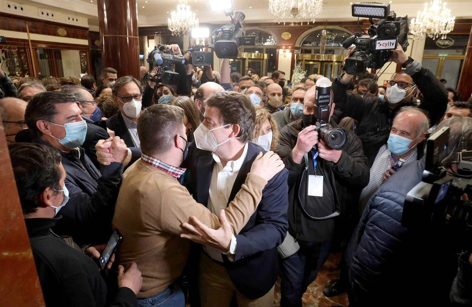 El candidato a la presidencia del Gobierno de Castilla y León, Alfonso Fernández Mañueco, celebrando la victoria. // EFE