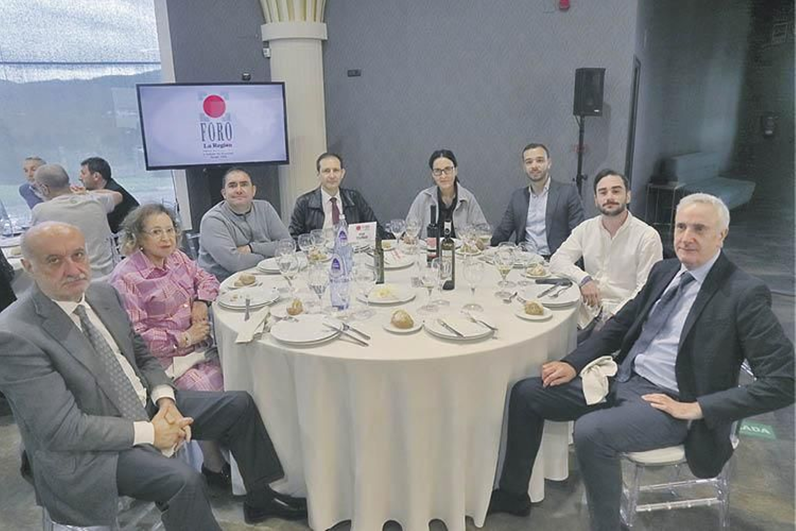 José Luis Sousa, ingeniero industrial; Marita Souto, experta en termalismo; Avelino Salgado, autónomo; José Abundancia, abogado; Ana Moreiras, concelleira en San Cibrao das Viñas; Pablo Rodríguez, abogado; Manuel Nóvoa, del PP de Ourense, y Juanjo Feijóo, del Foro La Región.