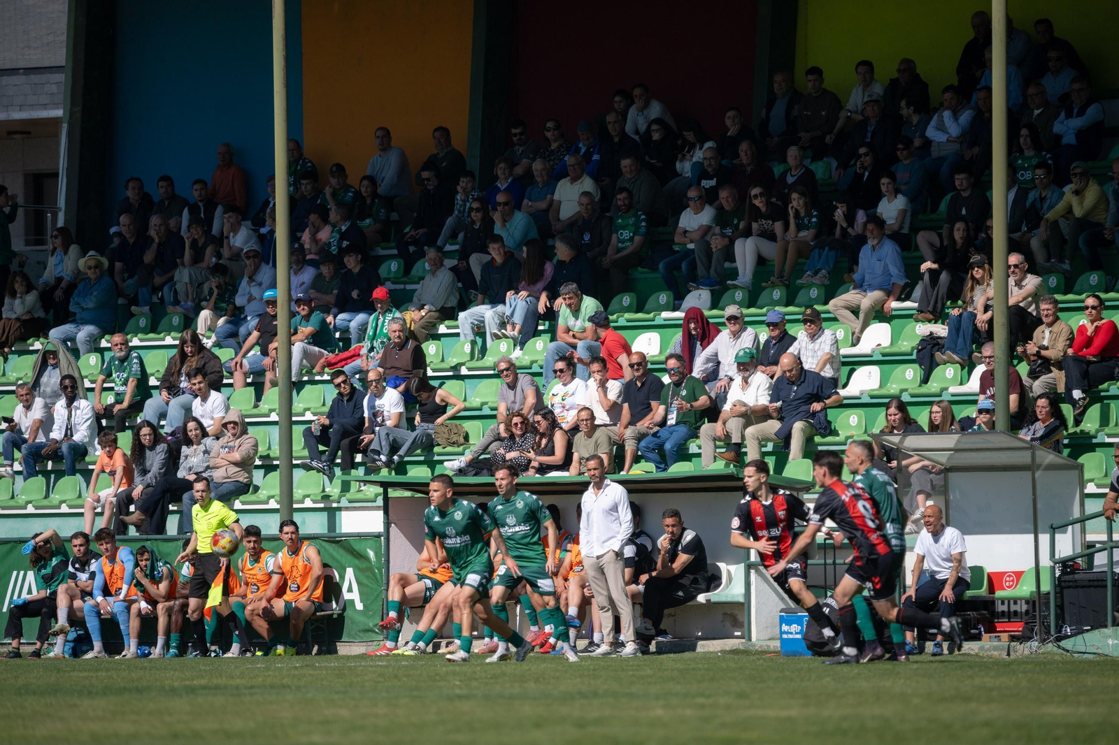 Galería | El Arenteiro cae en una tarde soleada de Domingo de Pascua en Espiñedo (1-2)
