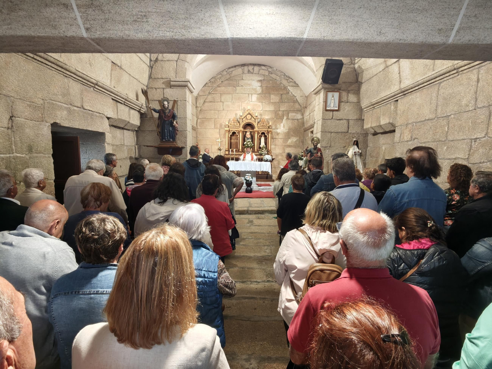Galería | La fe movió a los devotos a una lluviosa romería de San Bartolomeu en Valadares