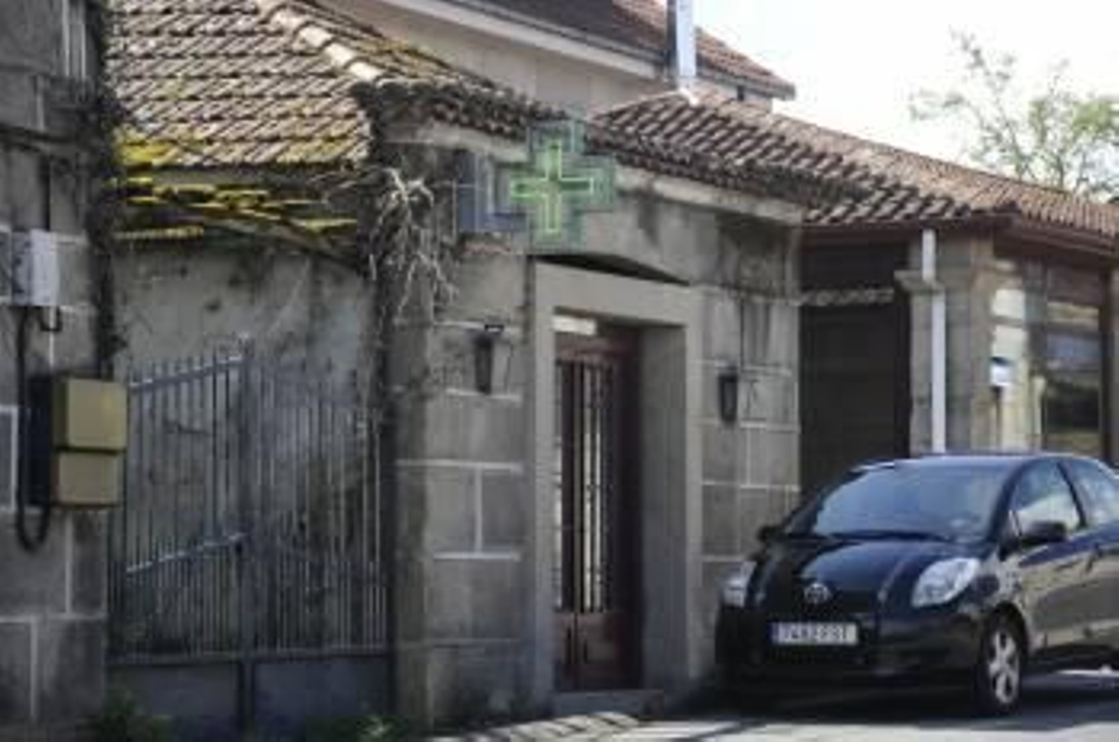 Fachada de la farmacia de Tamallancos (Vilamarín) asaltada por los ladrones en la madrugada del jueves. (Foto: MARTIÑO PINAL)