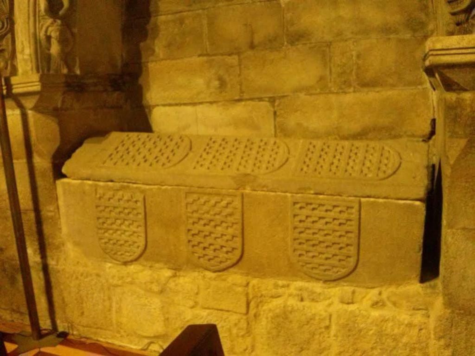 El sepulcro de otro familiar.