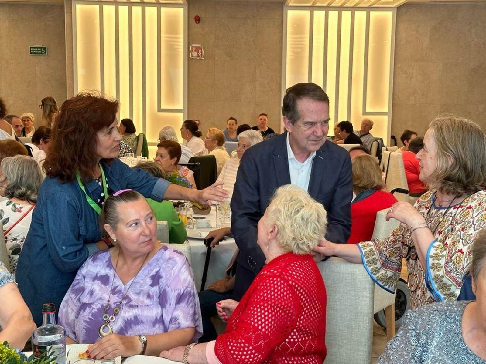 El alcalde Abel Caballero se acercó ayer al Hotel Attica 21 en Samil donde los usuarios del Servizo de Atención ao Domicilio municipal celebraron una fiesta de inicio del verano.