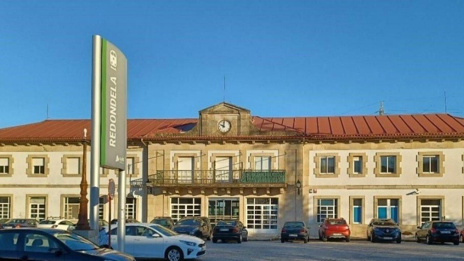 Fachada de la estación de Redondela. // Adif